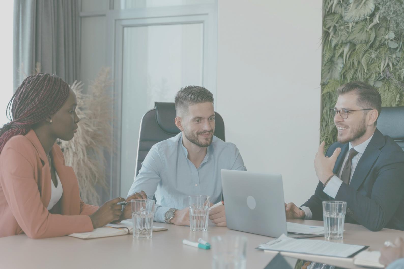 Teamarbeit im modernen Büroumfeld mit Fokus auf gemeinsame Projekte