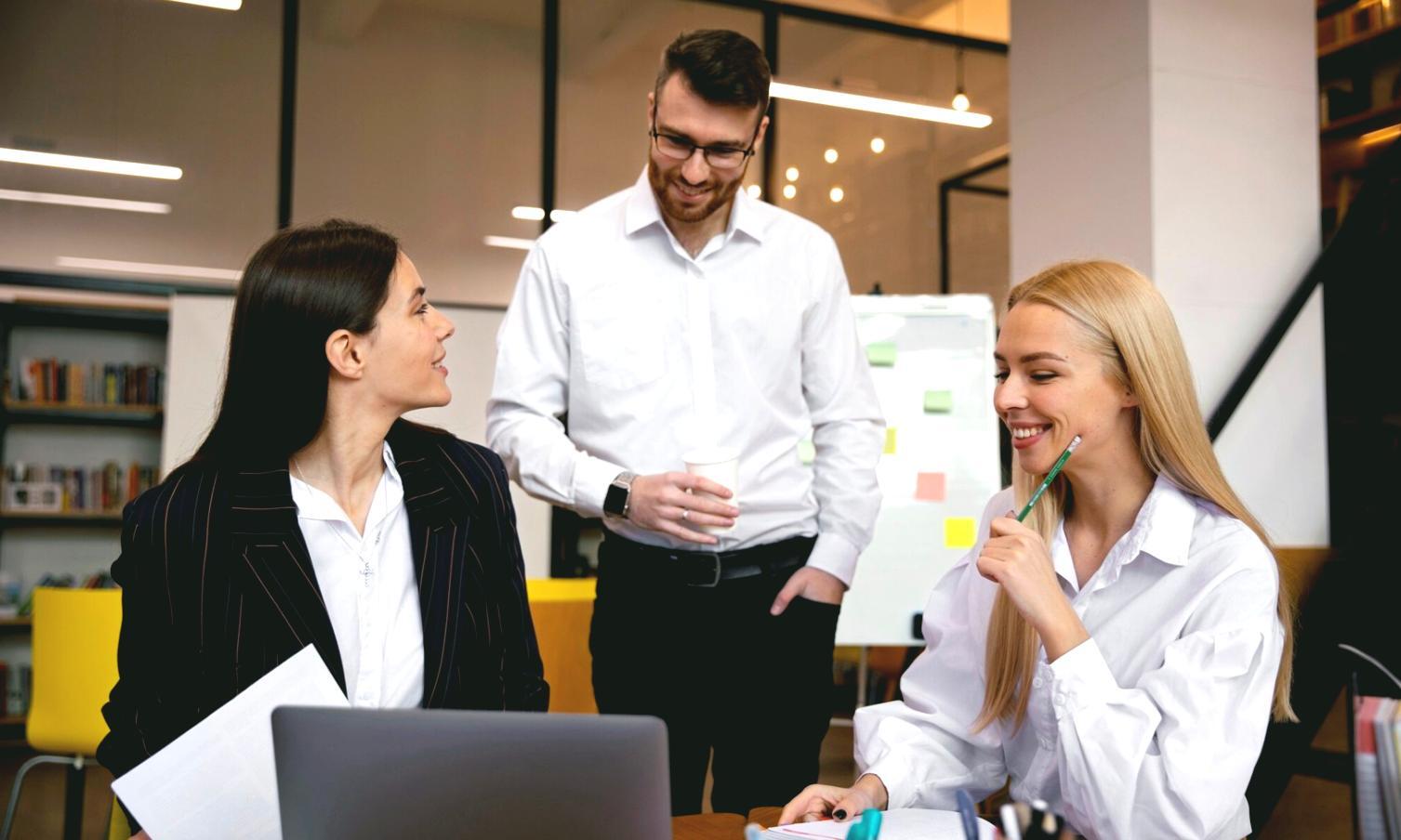 Moderner Arbeitsplatz mit Laptop und Notizen