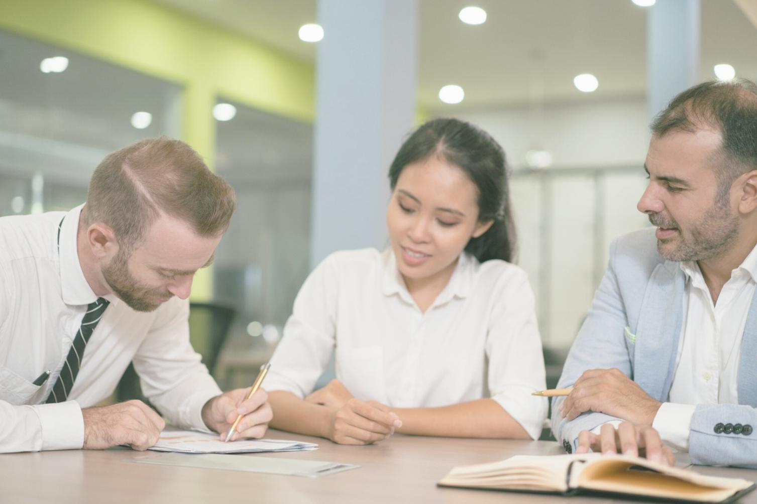 Arbeitsgruppe diskutiert Strategien am Whiteboard
