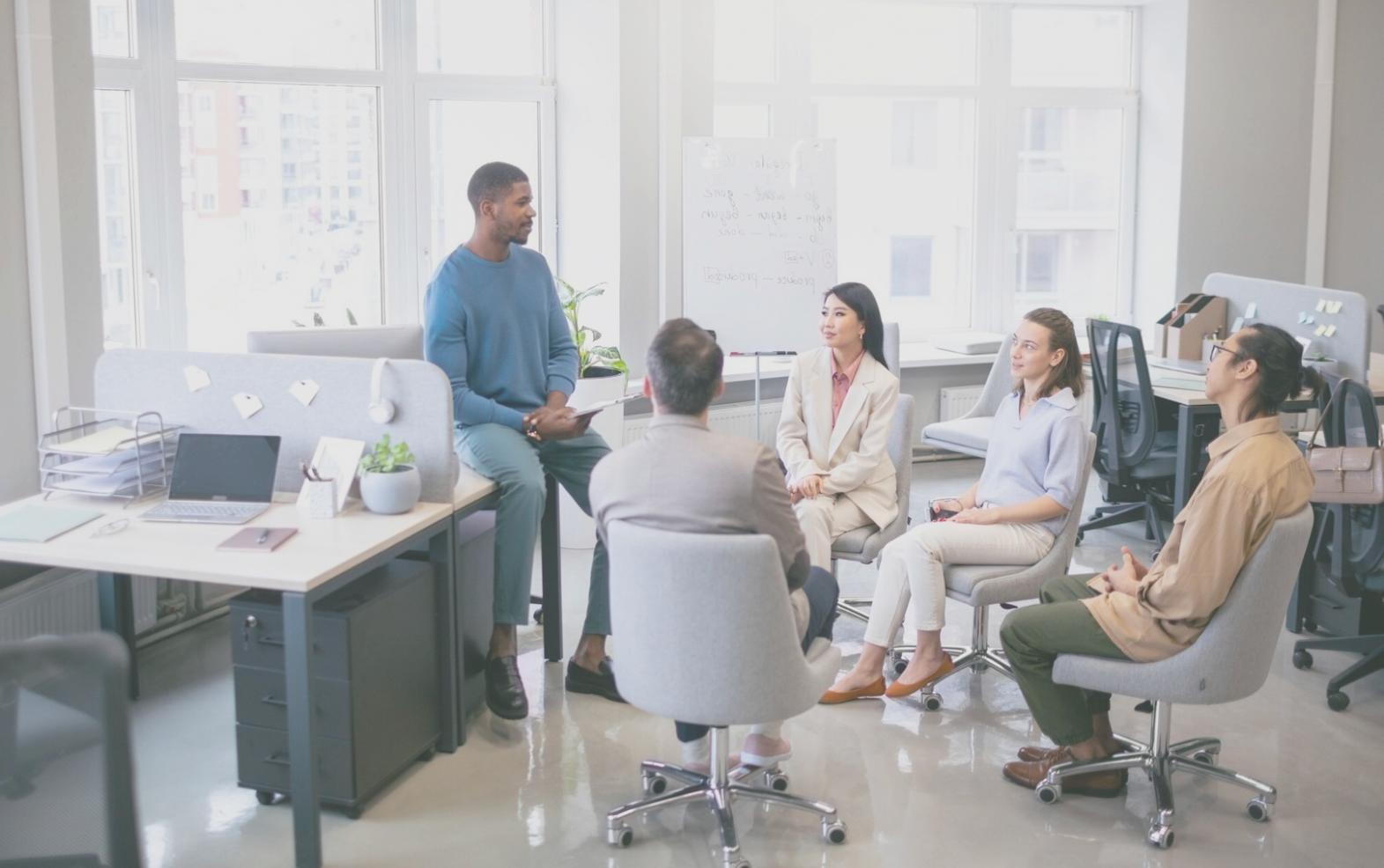 Team bei der gemeinsamen Arbeit an Projekten